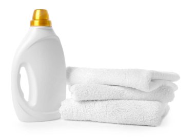 Bir şişe yumuşatıcı ve beyaz üzerine izole edilmiş temiz havlular.