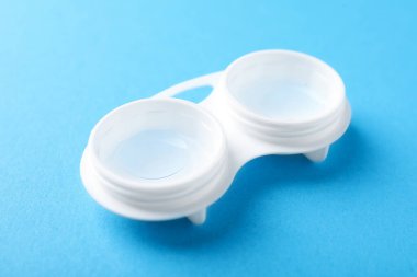 Açık mavi arkaplanda kontak lensler, yakın plan