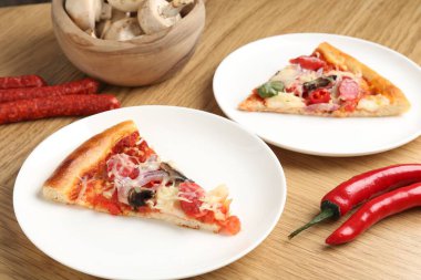 Ahşap masada servis edilen ince füme sosisli, lezzetli pizza dilimleri.