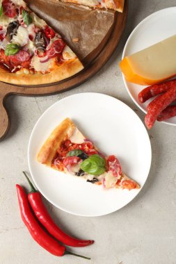 Hafif masada servis edilen ince tütsülenmiş sosisli lezzetli bir pizza.