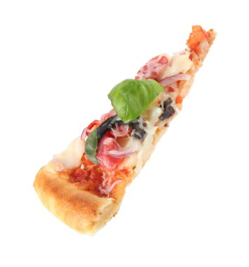 İnce tütsülenmiş sosisli ve beyaz üzerine izole edilmiş bir dilim lezzetli pizza.