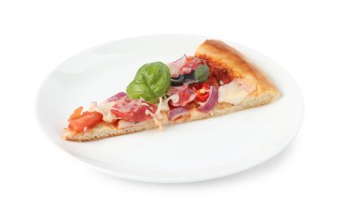 İnce tütsülenmiş sosisli ve beyaz üzerine izole edilmiş bir dilim lezzetli pizza.