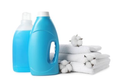 Beyaz kumaş yumuşatıcı, pamuk çiçeği ve havlular.