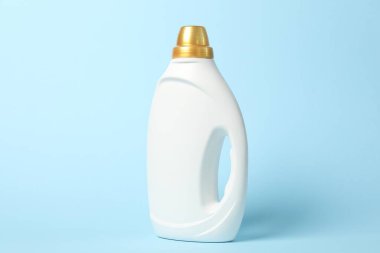 Açık mavi arkaplanda bir şişe yumuşatıcı