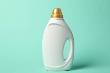 Turkuaz arka planda bir şişe yumuşatıcı