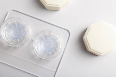 Beyaz arkaplanda kontak lensli dosya, düz konum