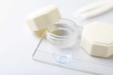 Beyaz arkaplanda kontak lensli dosya, yakın plan