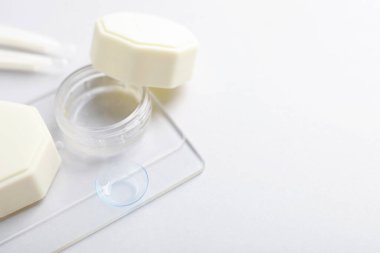 Beyaz arka planda kontak lensli çanta, yakın plan. Metin için boşluk