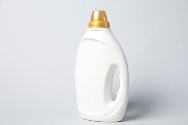 Açık gri arkaplanda bir şişe yumuşatıcı