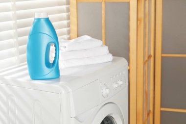 İçerideki çamaşır makinesinde yumuşatıcı ve havlu şişesi, metin için yer