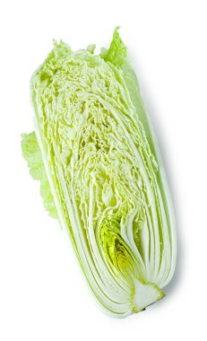 Taze Çin lahanasının yarısı beyaza izole edilmiş.