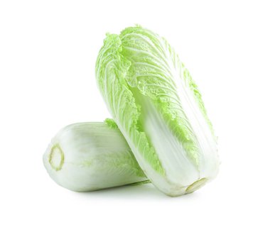 İki taze Çin lahanası beyaz üzerine izole edilmiş.