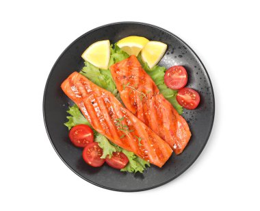 Lezzetli ızgara somon, marul, domates ve limon beyaza izole edilmiş.