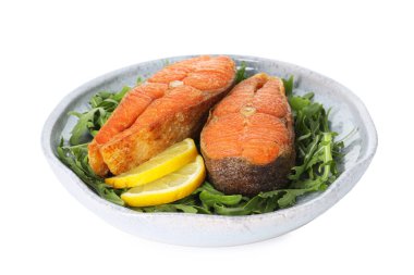 Deniz ürünleri. Lezzetli somon bifteği, roka ve limon beyaza izole edilmiş.