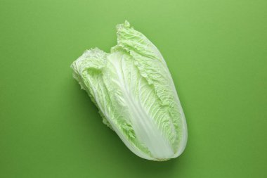 Yeşil arka planda taze bir Çin lahanası.