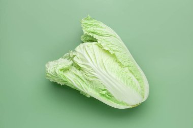 Yeşil arka planda taze bir Çin lahanası.