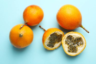 Açık mavi arka planda olgun sarı tutku meyveleri, düz yatıyordu.