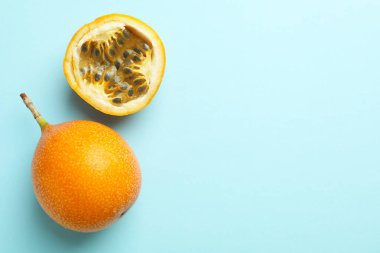 Açık mavi arka planda olgun sarı çarkıfelek meyveleri, düz yatıyordu. Metin için boşluk