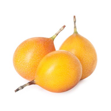 Tam olgunlaşmış sarı tutku meyveleri beyazda izole edilmiş.