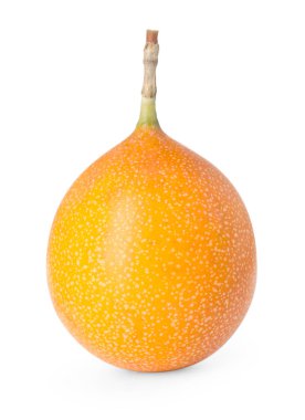 Olgun sarı çarkıfelek meyvesi beyaza izole edilmiş.