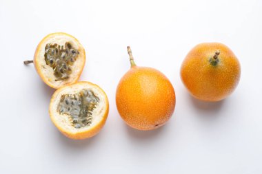 Beyaz arka planda olgun tutku meyveleri, düz yatıyordu.