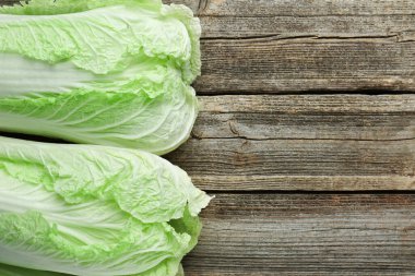 Tahta masada taze Çin lahanaları, üst manzara. Metin için boşluk