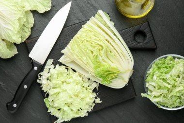 Siyah masada Çin lahanası ve bıçağı kes, düz uzan.