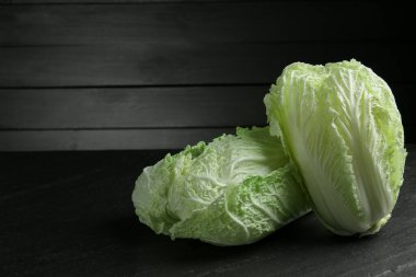 Siyah masada taze Çin lahanaları, yakın plan. Metin için boşluk