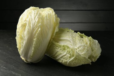 Siyah masada taze Çin lahanaları, yakın plan.