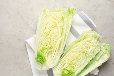 Açık gri masada Çin lahanası kes, üst manzara.