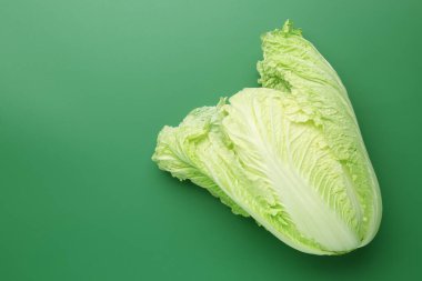 Yeşil arka planda taze Çin lahanası, üst manzara. Metin için boşluk
