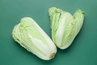 Yeşil arka planda taze Çin lahanaları, üst görünüm