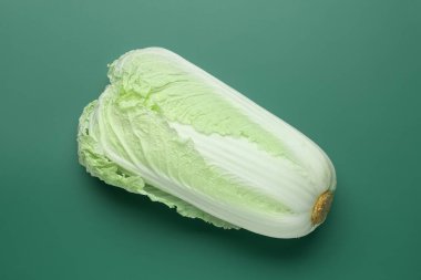 Yeşil arka planda taze Çin lahanası, üst manzara.