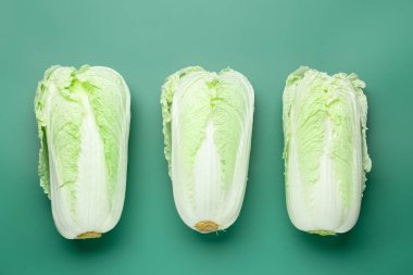 Yeşil arka planda taze Çin lahanaları.