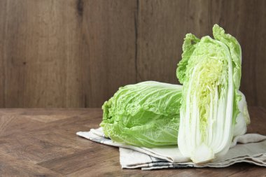 Tahta masada taze Çin lahanaları, metin için yer.