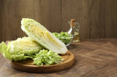 Ahşap masada taze kesilmiş Çin lahanası, metin için yer.