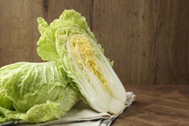 Tahta masada taze Çin lahanaları, yakın plan. Metin için boşluk