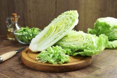 Tahta masada taze kesilmiş Çin lahanası ve bıçak.