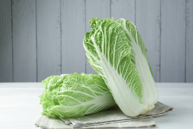 Beyaz ahşap masada taze Çin lahanaları.