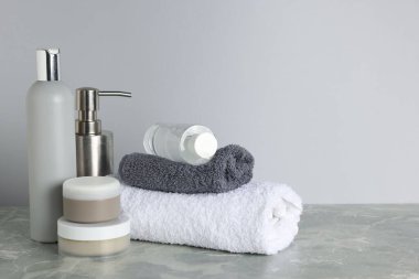 Gri mermer masada farklı banyo aksesuarları, yakın plan. Metin için boşluk