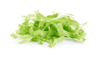 Beyazın üzerinde taze yeşil lahana kes.