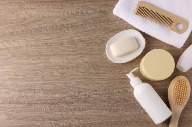 Ahşap arka planda farklı banyo aksesuarları, düz yatış. Metin için boşluk