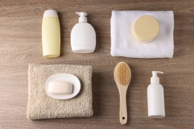 Ahşap arka planda farklı banyo aksesuarları, düz yatış