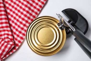 Konserve açacağı ve teneke kutu beyaz ahşap masa, üst manzara.