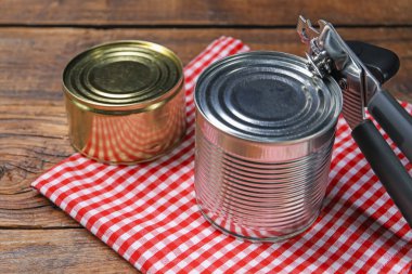 Konserve açacağı ve konserveler ahşap masada, yakın plan.
