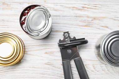 Konserve açacağı ve teneke kutu beyaz ahşap masa, düz yatıyordu.