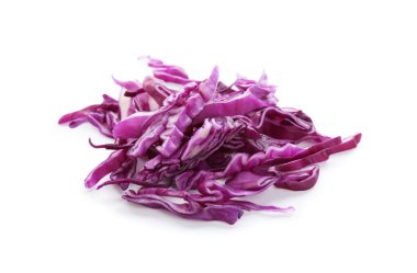 Parçalanmış kırmızı lahana yığını beyaza izole edilmiş.