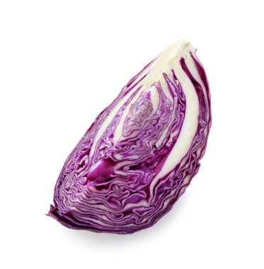 Beyaz üzerinde taze kırmızı lahana kes.