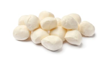 Birçok lezzetli mozzarella peynirli topları beyaza izole edilmiş.