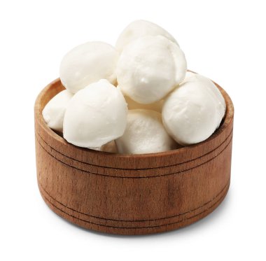 Lezzetli mozzarella peynir topları beyaz kasede izole edilmiş.
